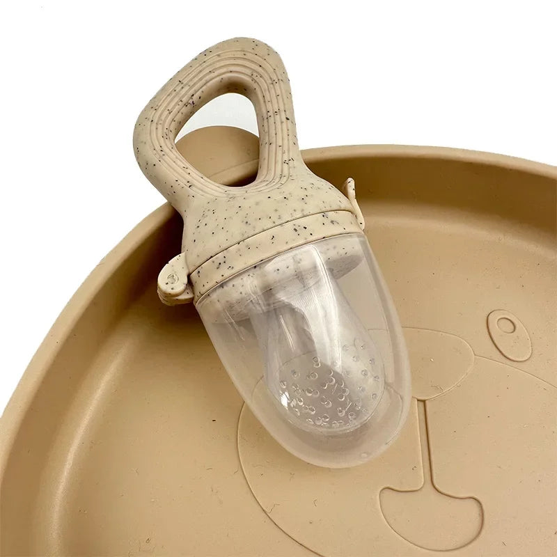 1PC Silicone Baby Fruit Feeder with Cover Baby Nipple Fresh Food Vegetable Supplement Soother Nibbler Feeding Teething Pacifier
1 pièce : Tétine-bébé en silicone avec couvercle – Tétine pour bébé pour fruits et légu