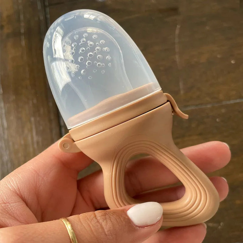 1PC Silicone Baby Fruit Feeder with Cover Baby Nipple Fresh Food Vegetable Supplement Soother Nibbler Feeding Teething Pacifier
1 pièce : Tétine-bébé en silicone avec couvercle – Tétine pour bébé pour fruits et légu